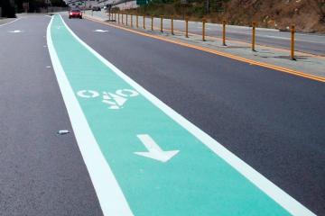 Цветной, бирюзовый асфальт, применение для обозначения велосидной дорожки вдоль дороги