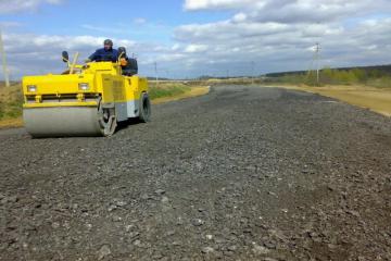 Россыпь добавок песка для улучшения профилированных грунтовых дорог